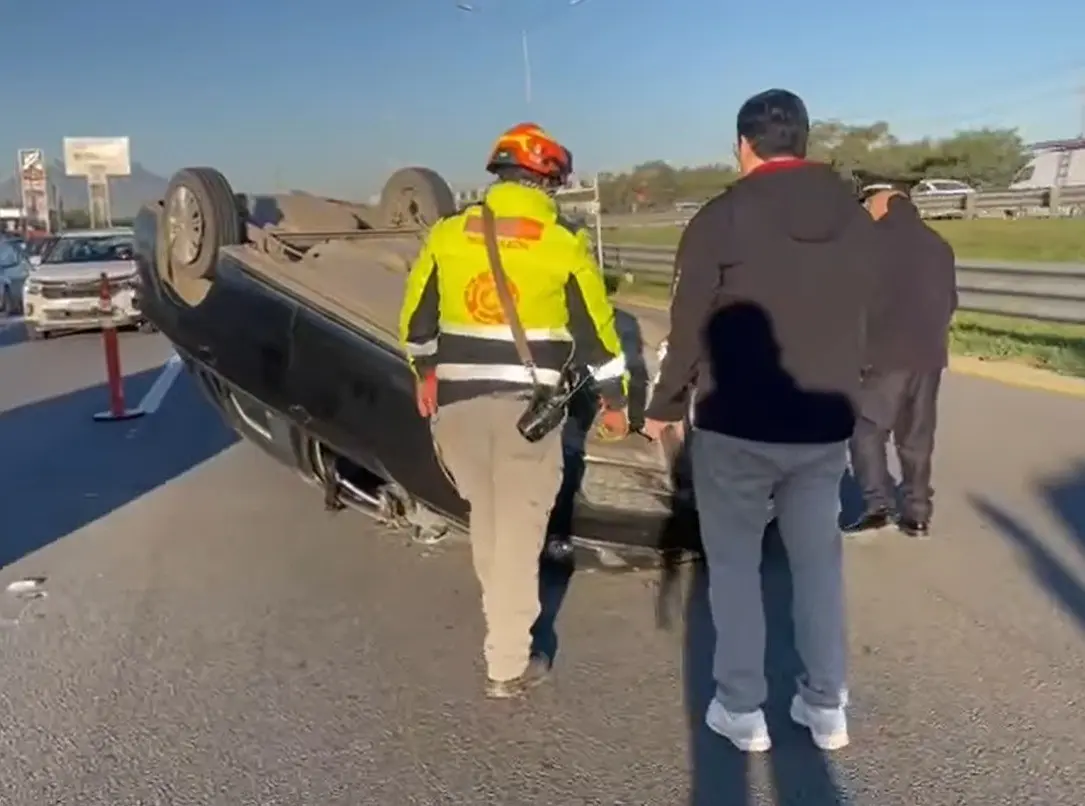 Elementos de Protección Civil atendiendo la volcadura en la autopista. Foto: Protección Civil de Nuevo León.