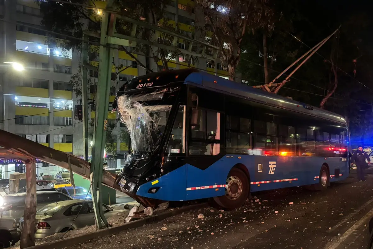 Trolebús accidentado en la alcaldía Cuauhtémoc. Foto: Ramón Ramírez