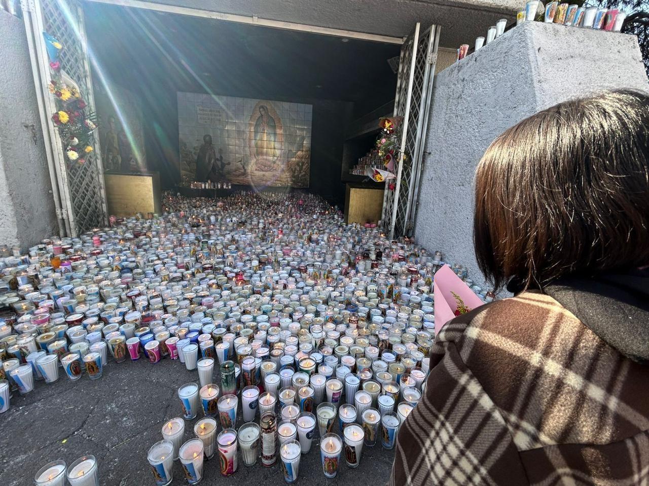 Mujer ante las veladoras de la Basílica de Guadalupe. Foto: Rosy Sandoval.