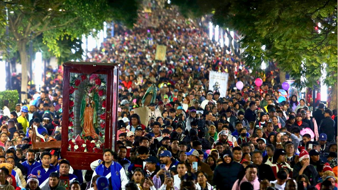 Peregrinos llegan a la Basilica de Guadalupe en la Ciudad de México. Créditos: @japuaro.