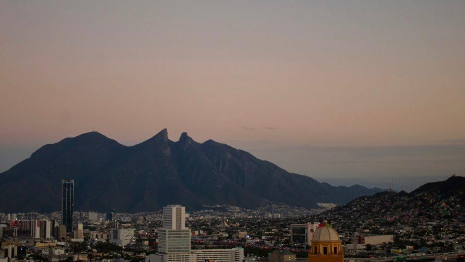 Clima variable en Monterrey: lluvias aisladas y tardes cálidas. Foto: Canva.