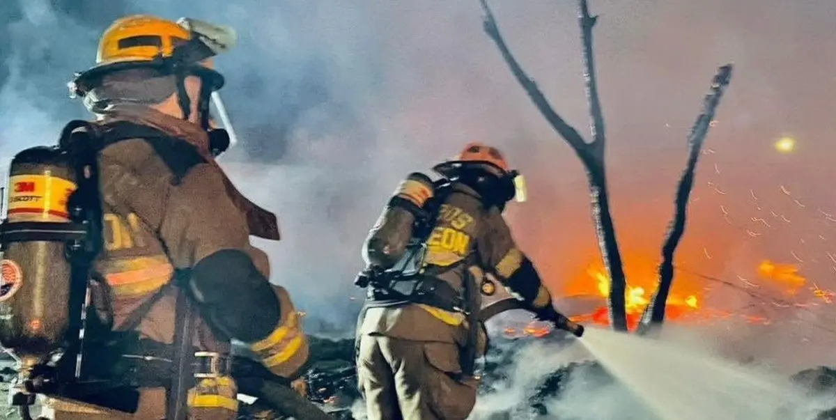 Los bomberos trabajan 24 horas en navidad. Foto: Bomberos de Nuevo León