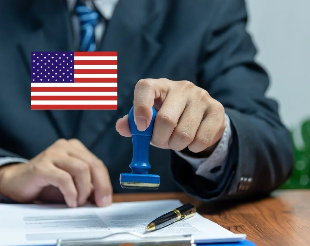 Funcionario de Estados Unidos aprobando una visa a un extranjero. Foto: Canva.