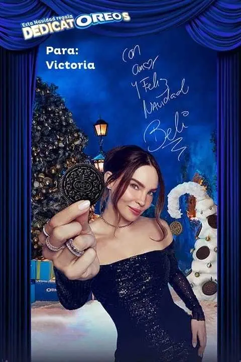Cantante Belinda mostrando una galleta Oreo. Foto: redes Sociales.