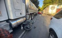 Motociclistas son arrollados por auto que intentaba burlar al tráfico