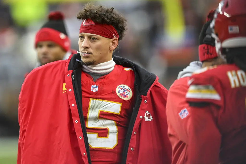 El mariscal de campo de los Chiefs de Kansas City, Patrick Mahomes, observa el juego durante la segunda mitad de un partido de fútbol americano. (AP Foto/David Richard)