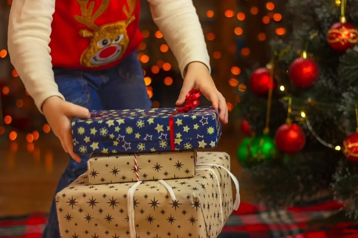 Niños con regalos. Foto: Canva