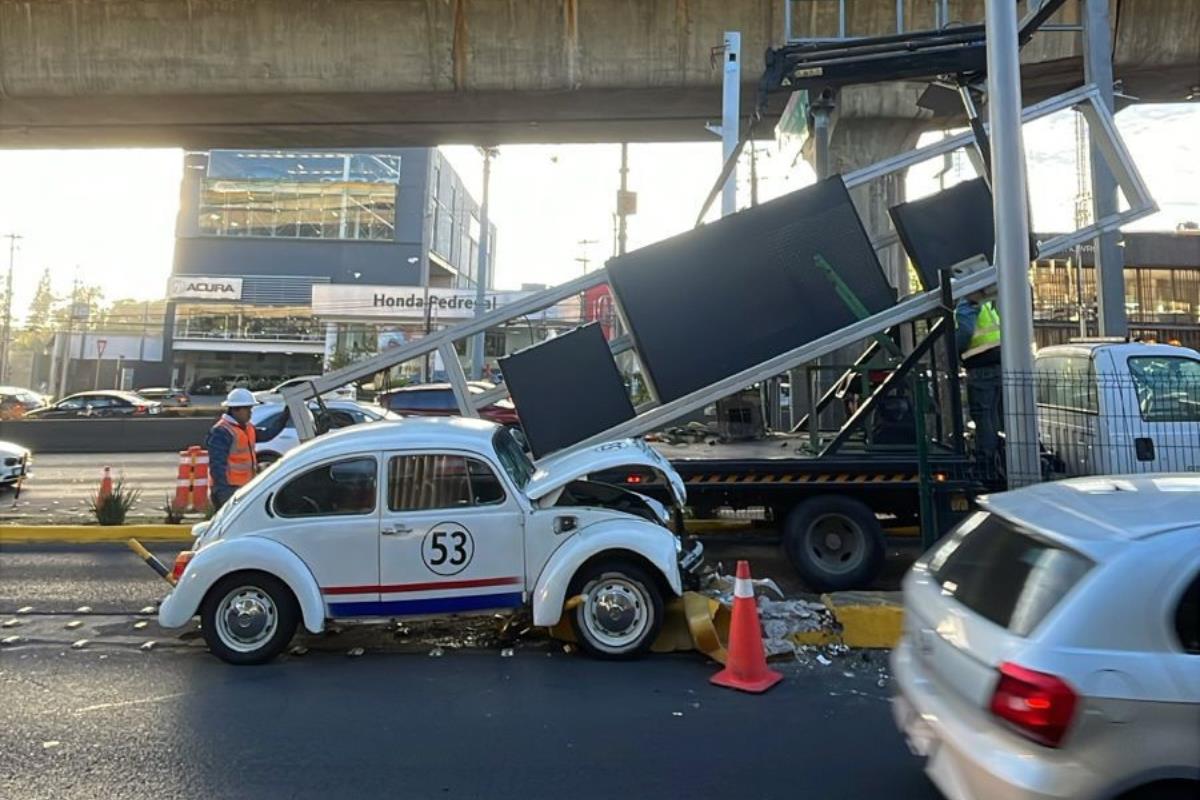 Replica de Herbie accidentada en Periférico de la CDMX. Foto: Ramón Ramírez