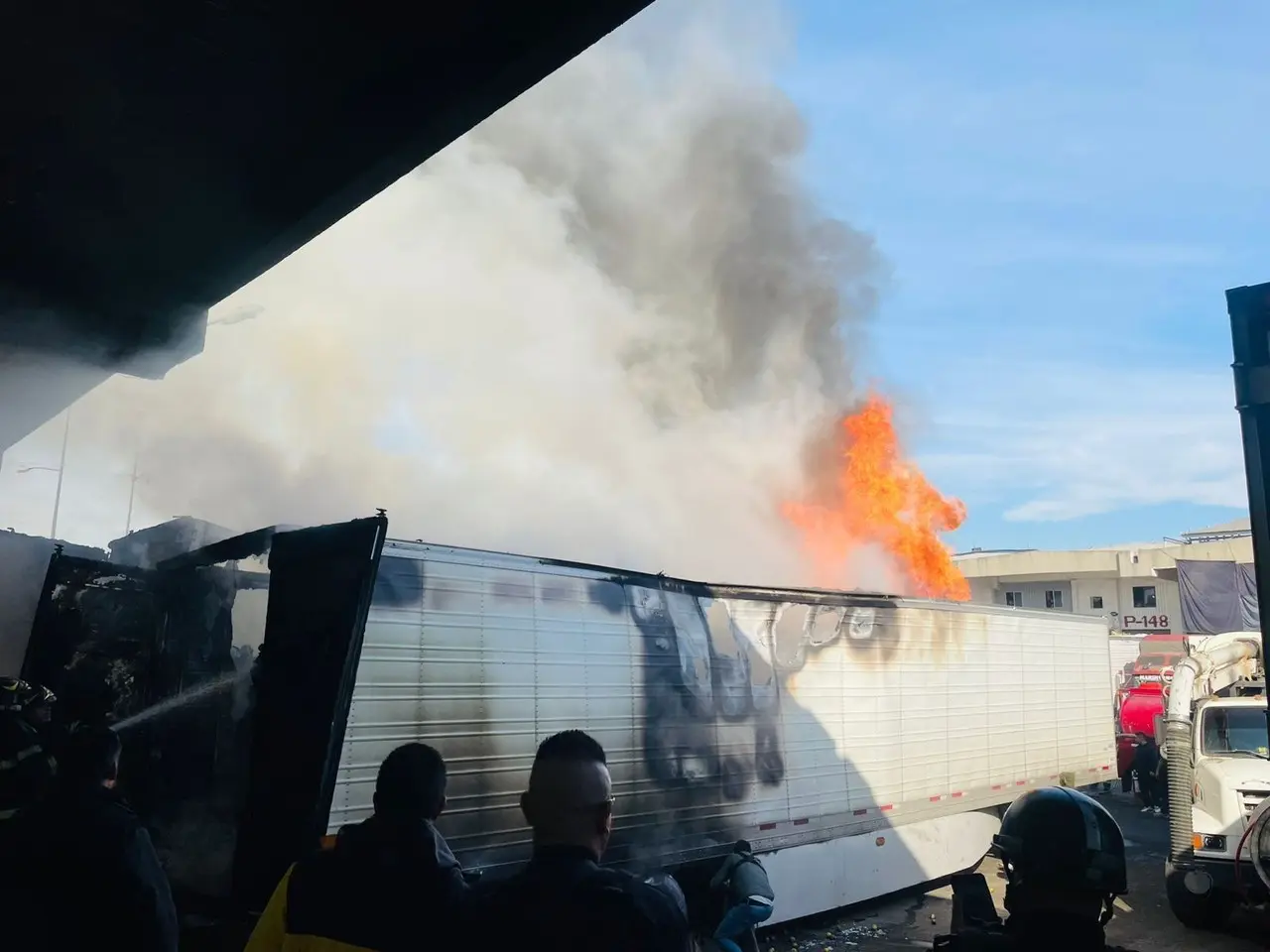 Tráiler incendiado en la Central de Abasto.    Foto: Ramón Ramírez