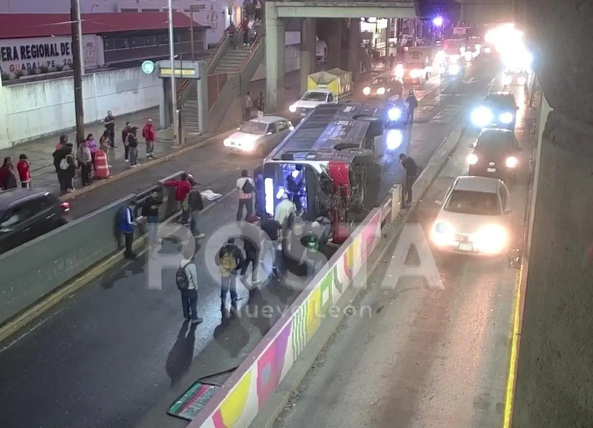 Unidad de la ruta urbana 217 tras haber volcado en la avenida Benito Juárez en su cruce con Exposición. Foto: POSTA MX.