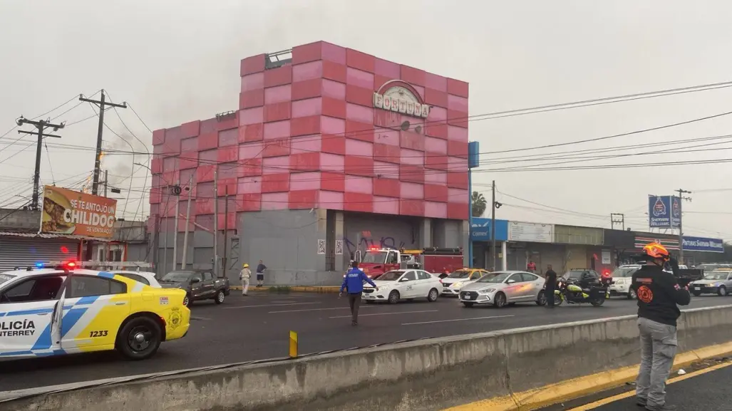 Choque en Monterrey provoca incendio y cierra vial en avenida Fidel Velázquez