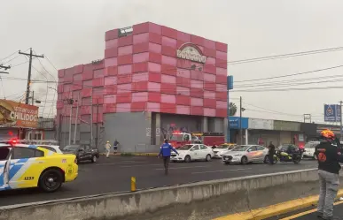 Choque en Monterrey provoca incendio y cierra vial en avenida Fidel Velázquez