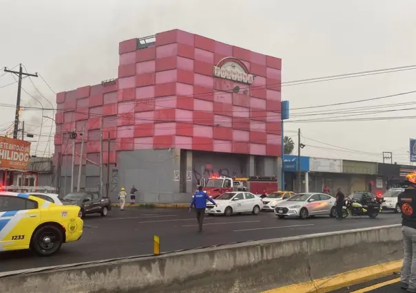 Choque en Monterrey provoca incendio y cierra vial en avenida Fidel Velázquez