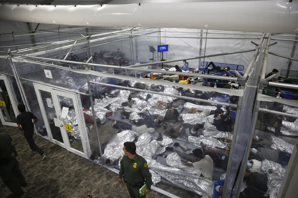 Varios menores encerrados en el centro de detención del Departamento de Seguridad Nacional de Donna. (AP Foto/Dario Lopez-Mills, Pool, Archivo)