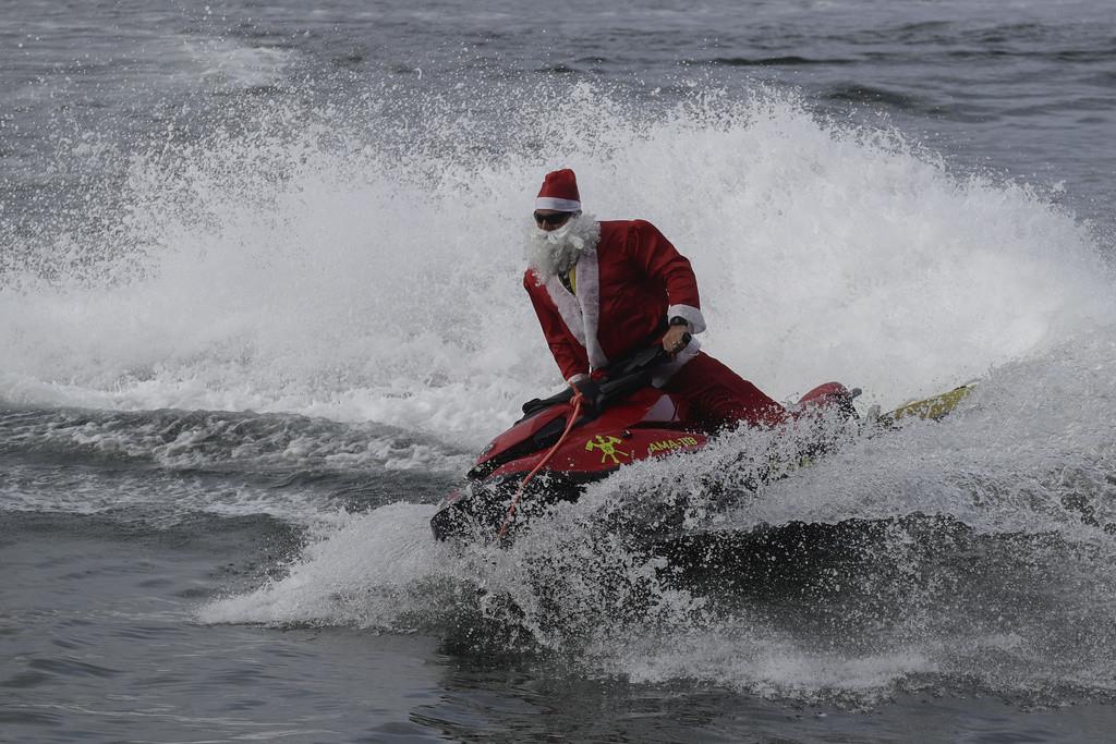 Santa Claus brasileño cambia trineo por jet ski para llevar alegría en Copacabana