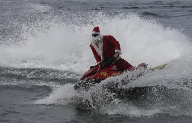 Santa Claus brasileño cambia trineo por jet ski para llevar alegría en Copacabana