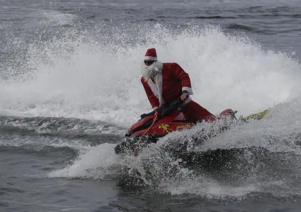 Santa Claus brasileño cambia trineo por jet ski para llevar alegría en Copacabana