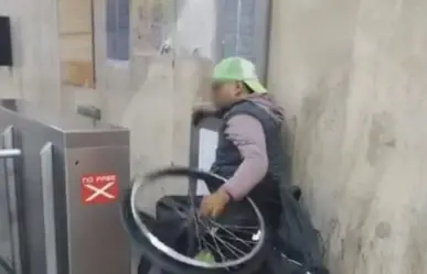 La dura odisea de un hombre en silla de ruedas para moverse por el metro CDMX (VIDEO)