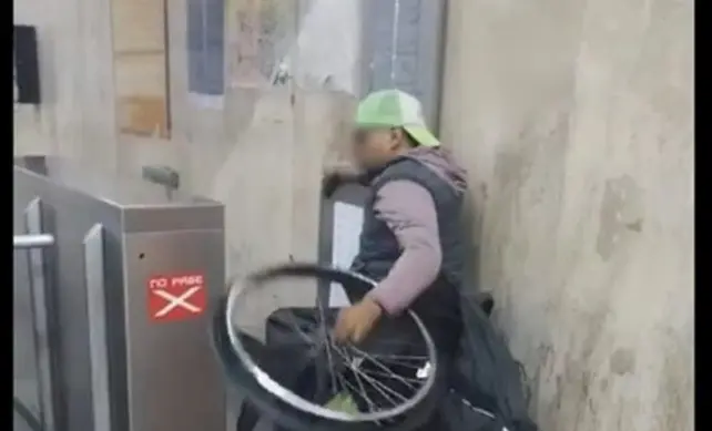 La dura odisea de un hombre en silla de ruedas para moverse por el metro CDMX (VIDEO)