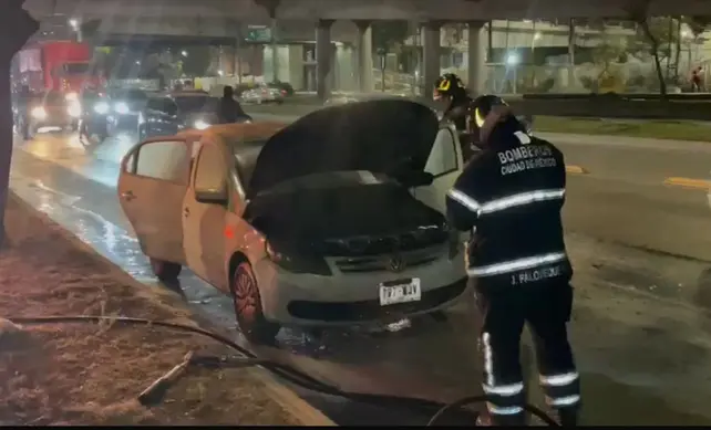 Por falla mecánica, vehículo se incendia en Venustiano Carranza