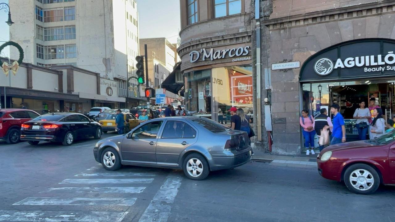 El Centro Histórico en Saltillo luce abarrotado por los días navideños. (Fotografía: Leslie Delgado)