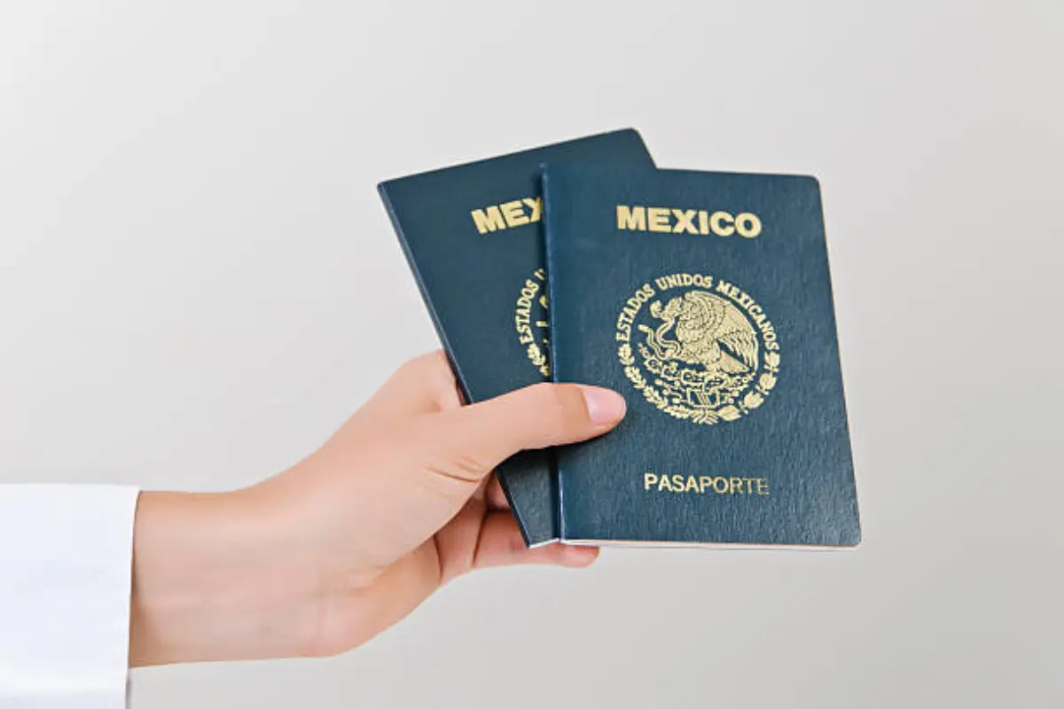 Persona sosteniendo pasaportes Foto: iStock