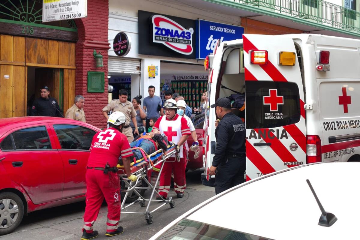 Cruz Roja Mexicana rescató y brindó atención a las personas lesionadas. Foto: Axel Hassel