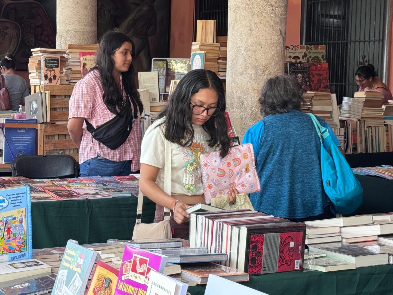 Hasta el próximo 22 de diciembre los yucatecos podrán disfrutar de la Feria del Libro de Mérida que se encuentra en los bajos del Palacio Municipal.- Foto de Alejandra Vargas