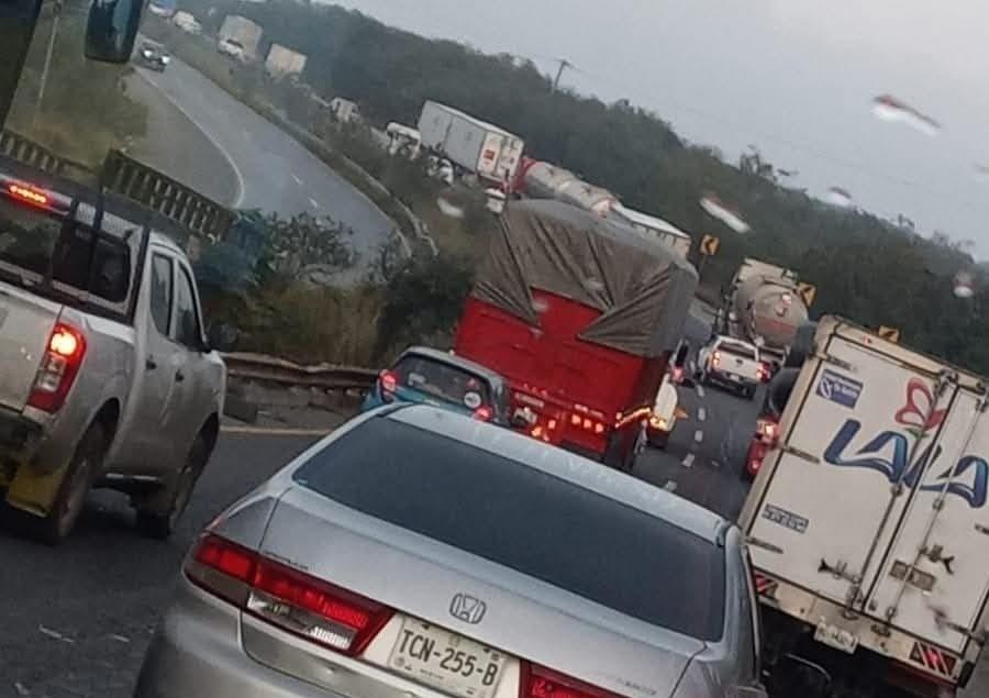 La carretera Nacional continúa cerrada en el municipio de Montemorelos, Nuevo León, debido al incendio de una pipa cargada con gasolina. Foto: Facebook Al Día N.L.