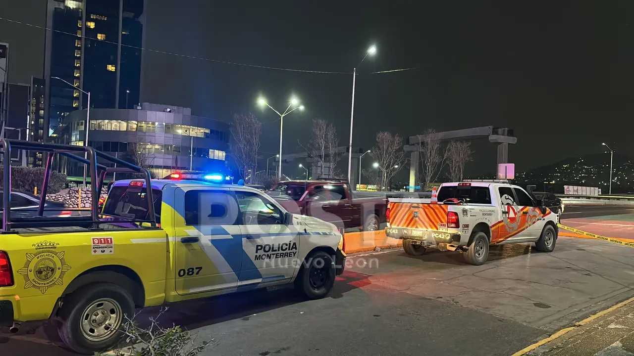 Elementos de la Policía de Monterrey y Protección Civil acordonando la zona donde fue encontrado el cuerpo. Foto: POSTA MX.