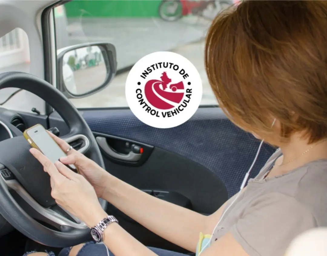 Mujer realizando un trámite en línea del Control Vehicular. Foto: Canva/ICV-NL.