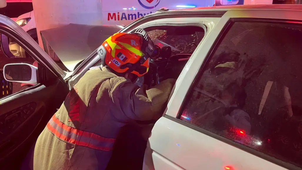 Noche de posada termina en un accidente vial en Apodaca (VIDEO)