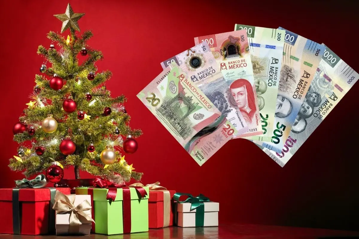 Árbol de Navidad con regalos al frente y billetes.   Foto: Banxico / intervención Canva