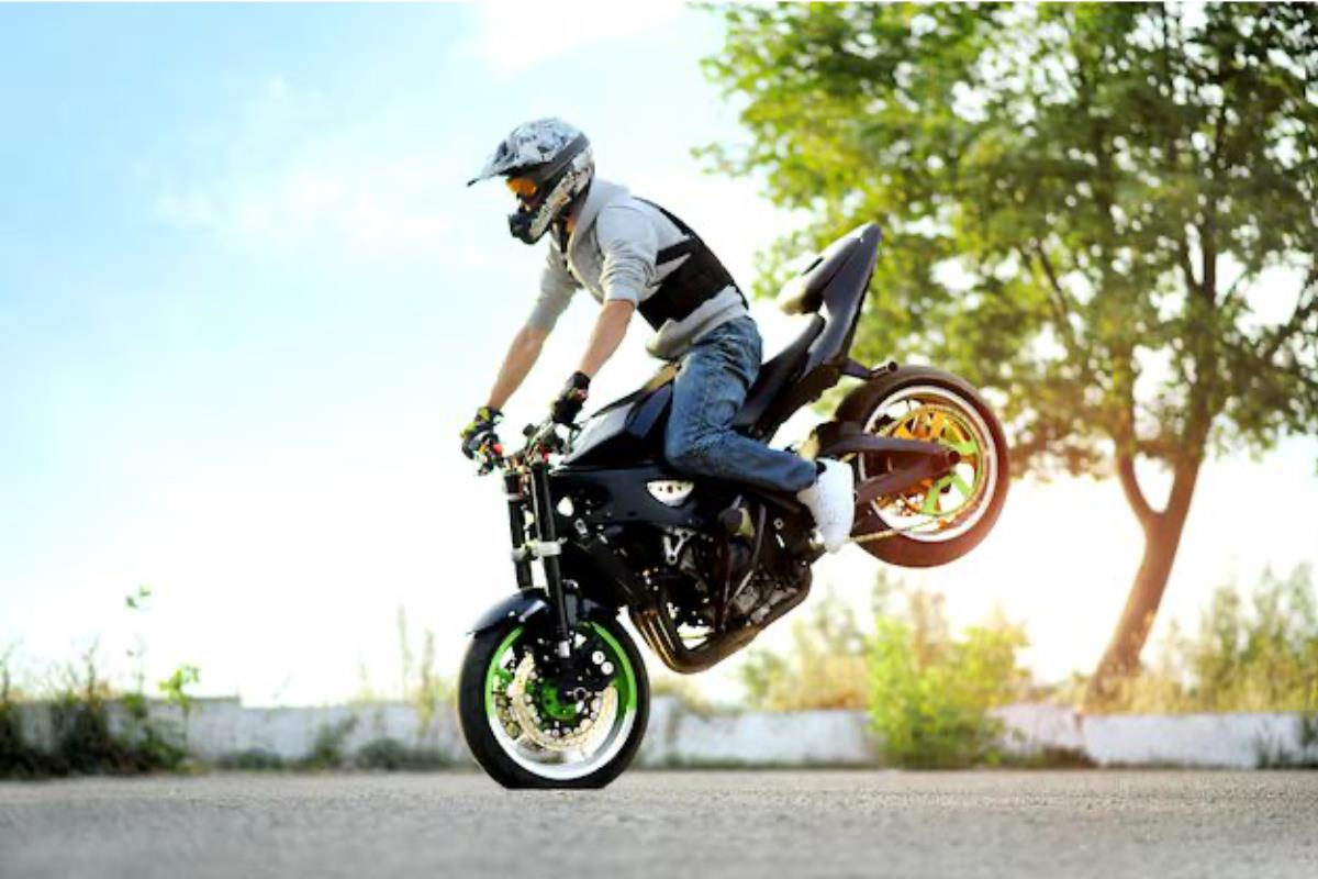 Las piruetas o acrobacias en motocicleta están prohibidas en el reglamento de tránsito. Foto: Freepik