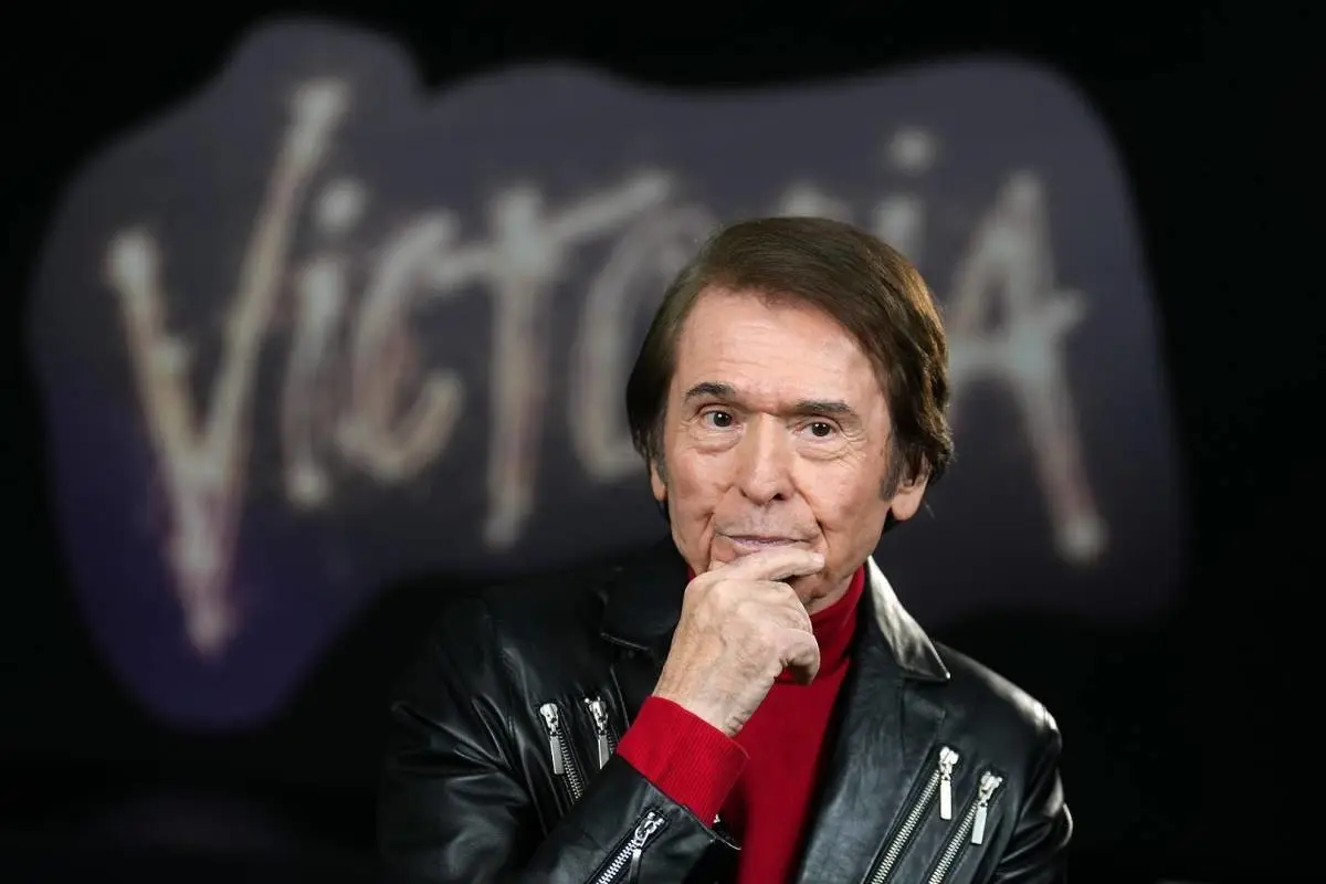 El cantante fue llevado de urgencia a un hospital en Madrid, tras sufrir un fallo cerebrovascular. FOTO: CANVA/IG: @raphaelartista