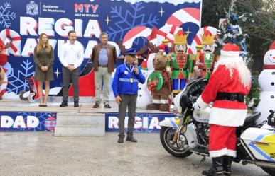 Tránsitos de Monterrey circulan vestidos de Santa Claus por la ciudad