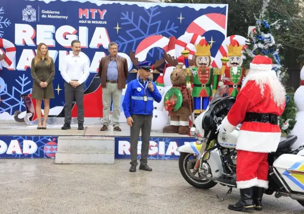 Tránsitos de Monterrey circulan vestidos de Santa Claus por la ciudad