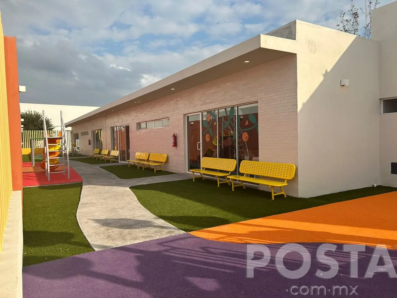 Además de la inauguración de la guardería, fue instalada una estación de servicios, en el que los ciudadanos acudieron para recibir exámenes médicos y asesoría legal gratuita. Foto: POSTA.