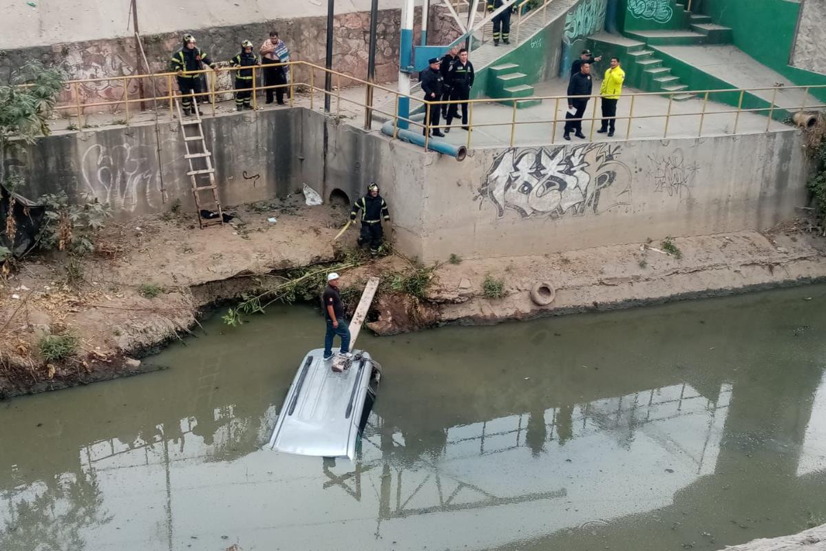 Automóvil hundido en el canal de aguas negras. Foto: Ramón Ramírez
