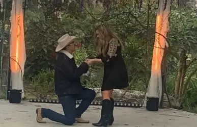 Morenito de fuego entrega anillo de compromiso en grabación de video