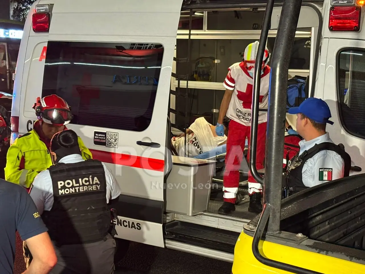 Paramédicos de la Cruz Roja trasladando al migrante herido. Foto: POSTA MX.