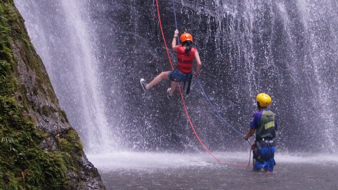 Personas practicando rappel. Foto: Pixabay.