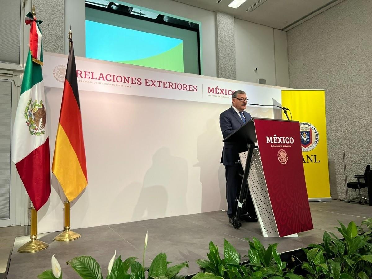 Rector de la UANL fortalece lazos con egresados en Alemania