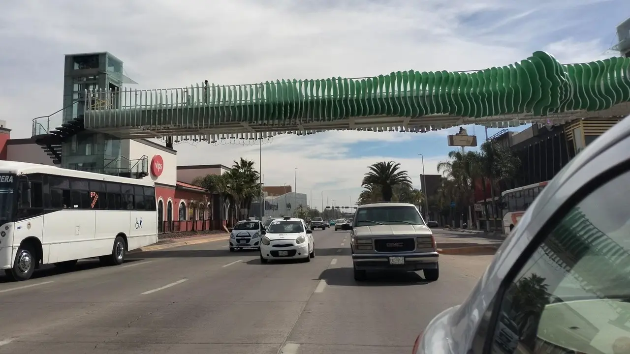 Vehículos circulando en la ciudad de Durango. Foto: Isaura Retana.