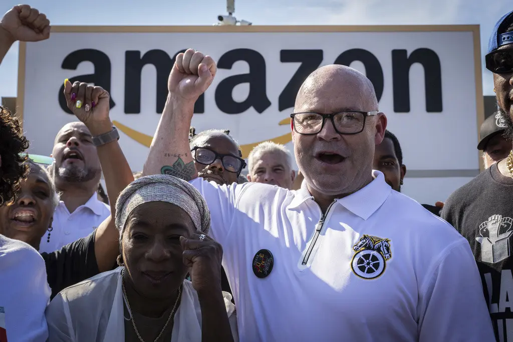 El presidente del sindicato Teamsters, Sean M. OBrien (centro), se manifiesta junto a trabajadores de Amazon en el exterior del almacén JFK8 de la empresa en Staten Island, Nueva York, el 19 de junio de 2024. (AP Foto/ Stefan Jeremiah, archivo)