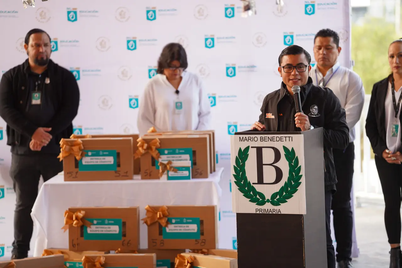 Félix Arratia en el evento para la entrega computadoras a los alumnos más destacados. Foto: Félix Arratia.