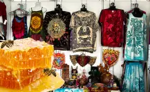 Así elaboran prendas con cera de miel de abeja en Yucatán