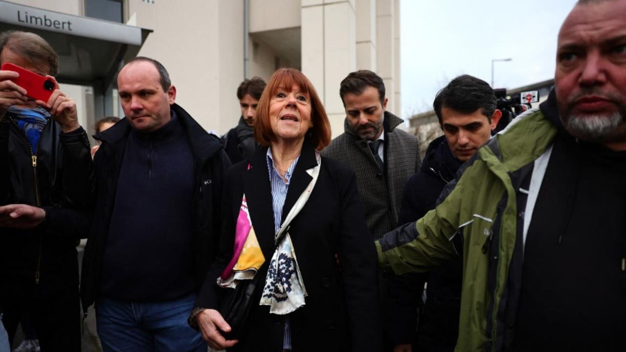Gisele Pelicot saliendo del tribunal. Créditos: AFP.