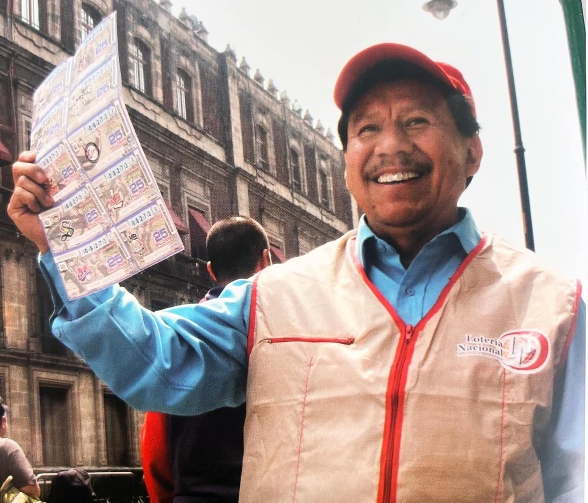 Un trabajador de la Lotería Nacional en la venta de cachitos. Foto: Lotería Nacional.