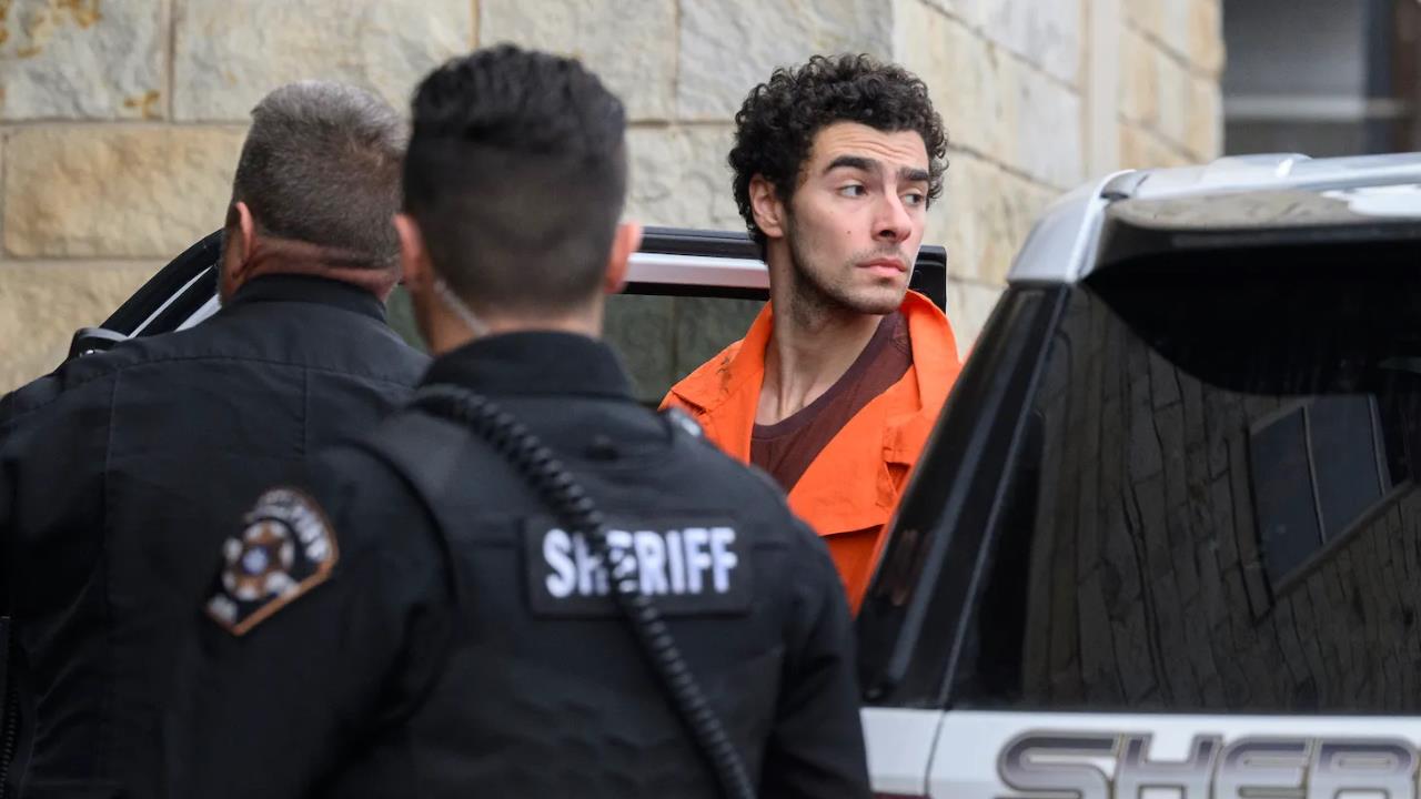 Luigi Mangione custodiado por elementos de la policía. . Jeff Swensen/Getty Images.